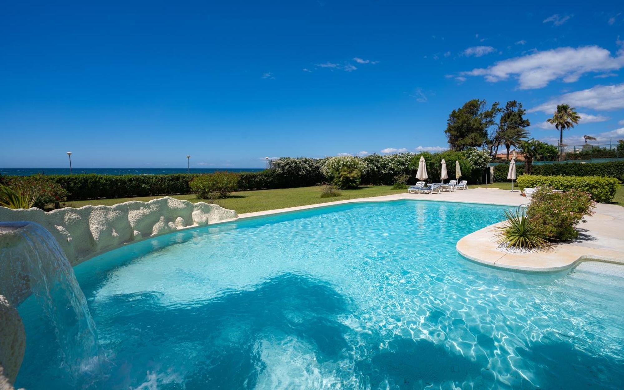 Beachfront Neptuno I, Complex,Views,Pool,Garden, Elviria Марбелья Экстерьер фото